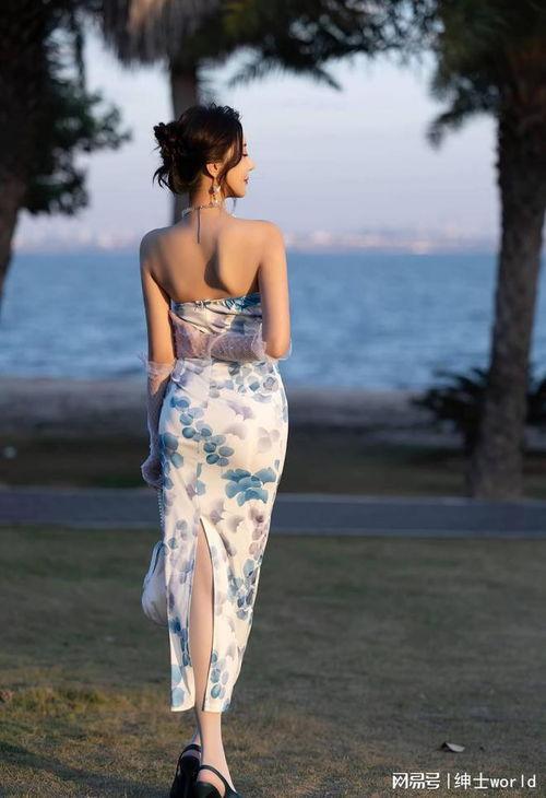 网红碎花蓬蓬裙美女,网红碎花蓬蓬裙美女生动演绎春日风情