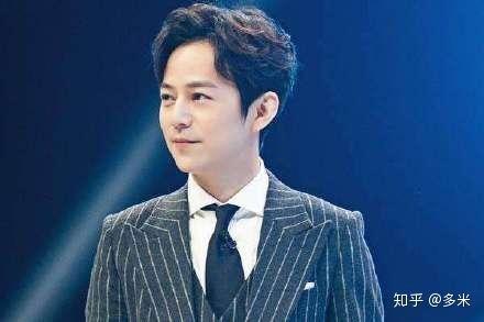 何炅明星写真,光影中的魅力瞬间