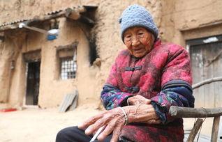 晋城男网红与奶奶喝酒,温馨瞬间引发网友热议