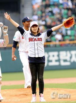 韩国明星棒球开球