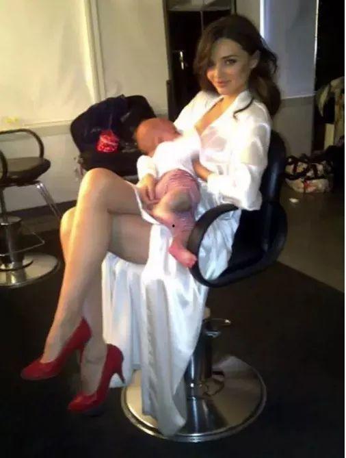 喂母乳的女明星,女明星们的温馨育儿时光”